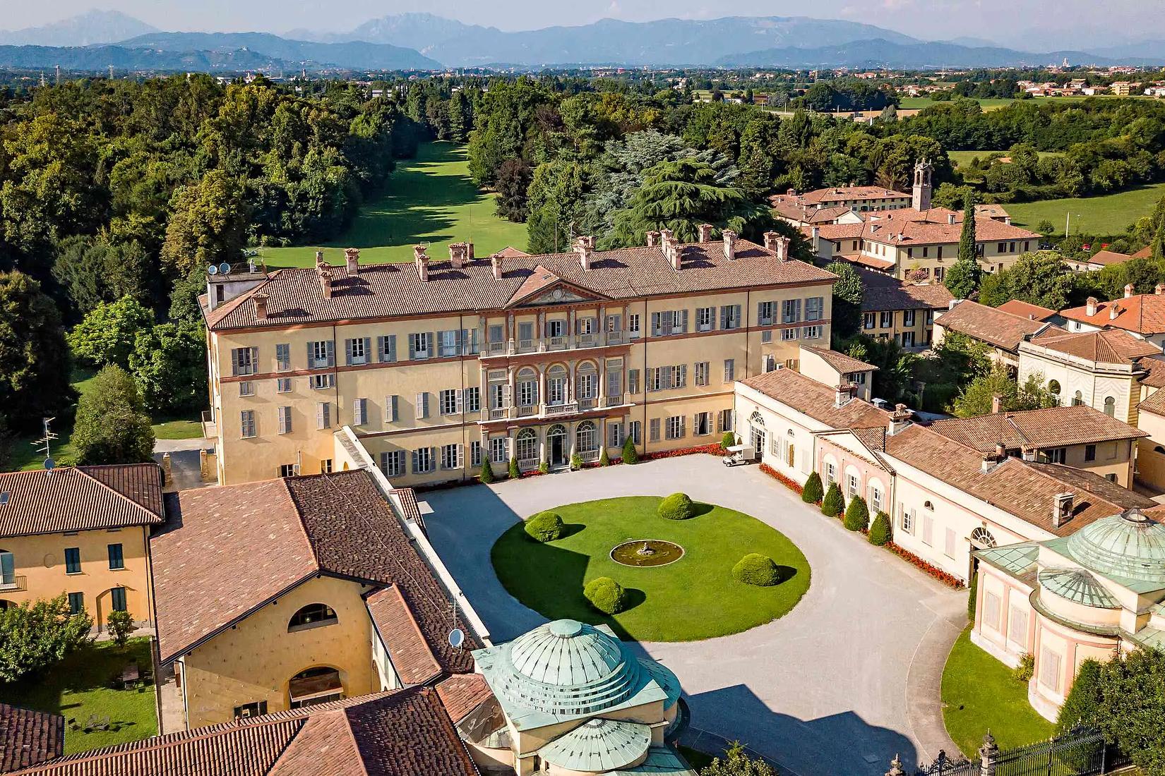 Grand Lombardy estate with swimming pool and tennis court 30 mins from Milan
