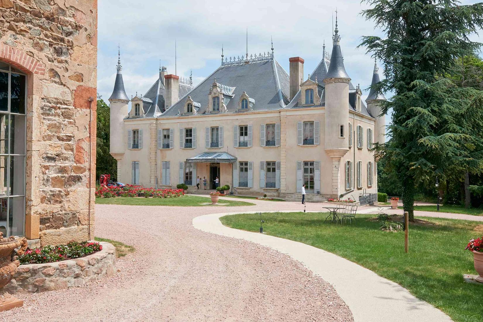 Fairytale château surrounded by rolling vineyards with swimming pool near Lyon