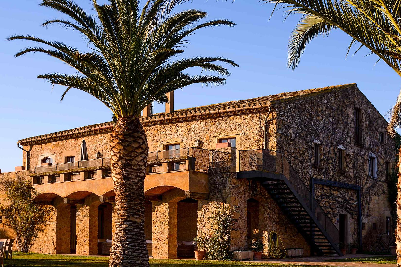 Charming Spanish country house with pool and meeting spaces 40 minutes from Girona airport