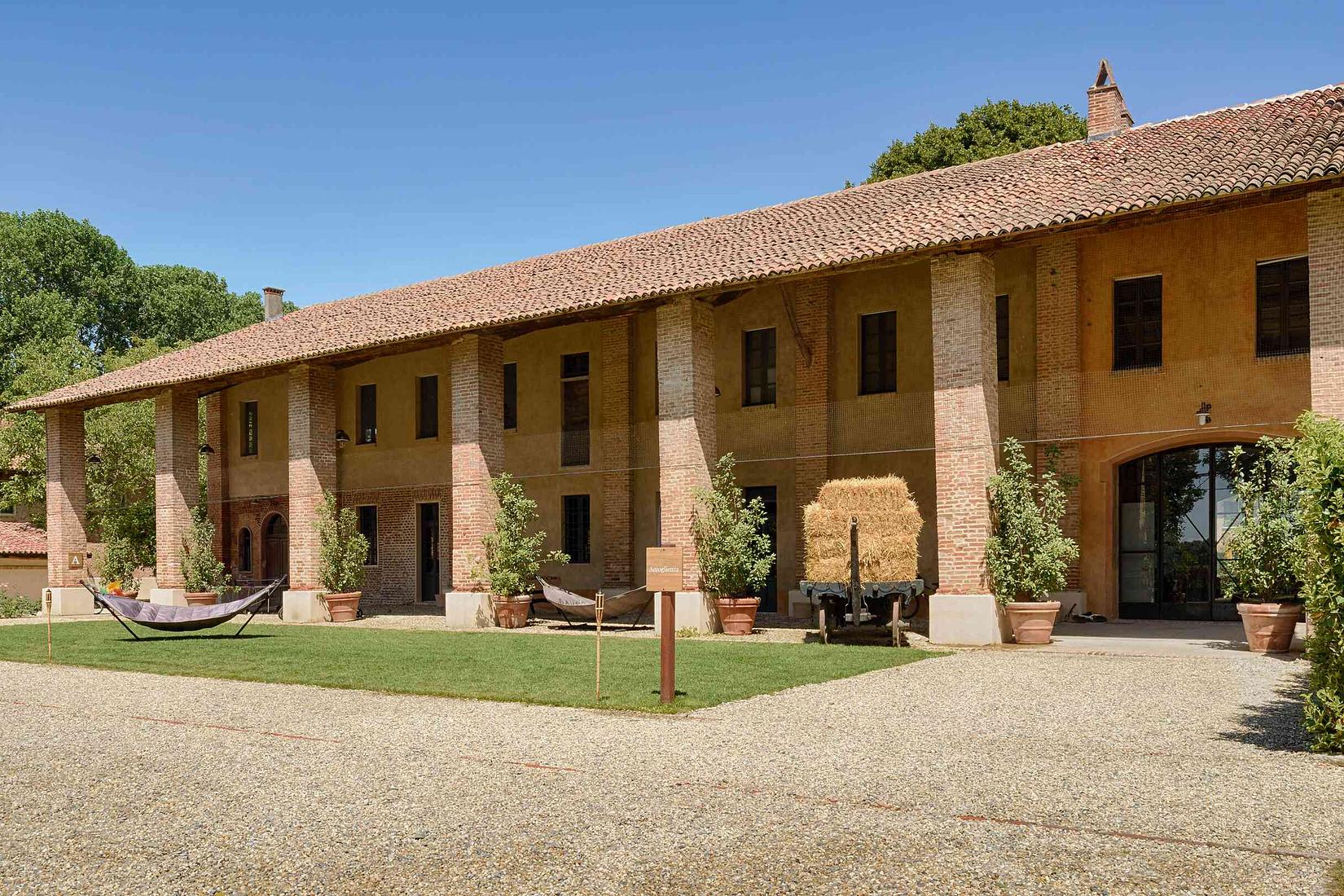 Historic farmhouse venue with meeting rooms, swimming pool and tennis court less than an hour from Milan
