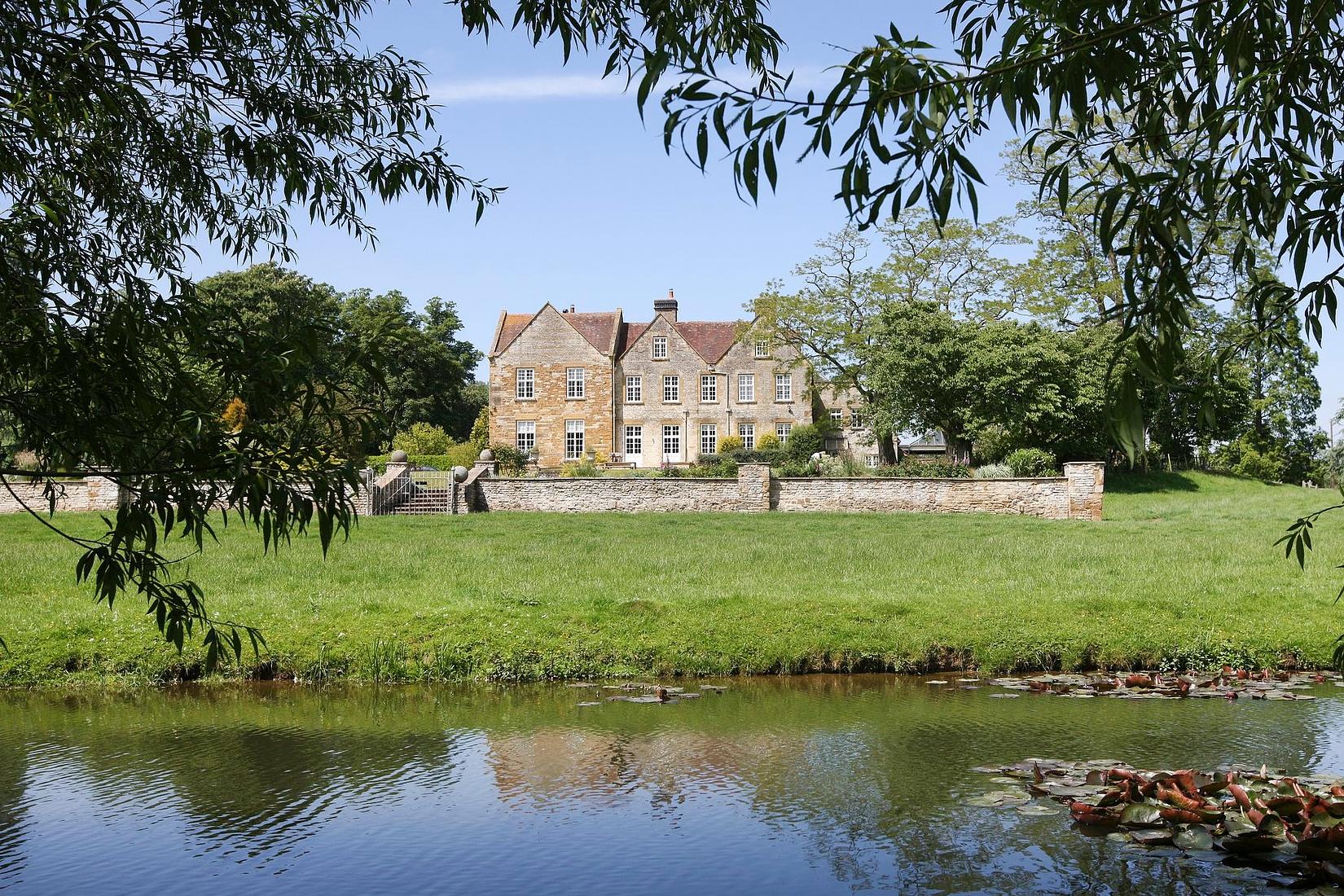 Manor house with festival-style glamping in the beautiful Cotswolds