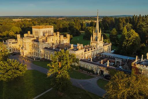 Grand country estate with meeting rooms, indoor pool and 200 acres of gardens only 35 minutes from London